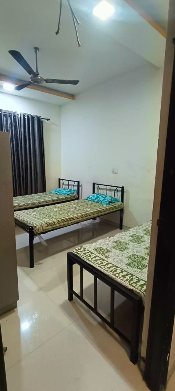 Girls PG bedroom in Airoli with AC and study table